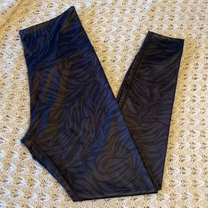 Beyond Yoga zebra luxe high rise leggings. Large. Excellent condition.